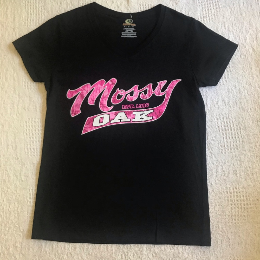 NWOT Mossy Oak black v-neck tee